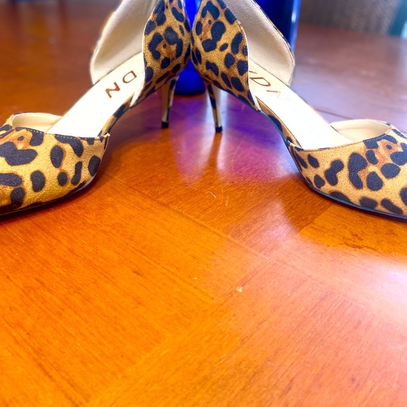 Leopard print short pump - Picture 2 of 2